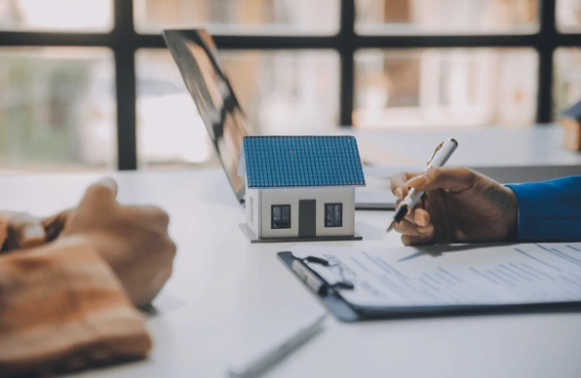 Equipo revisando documentación inmobiliaria