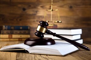 Abogado atendiendo un procedimiento penal rápido